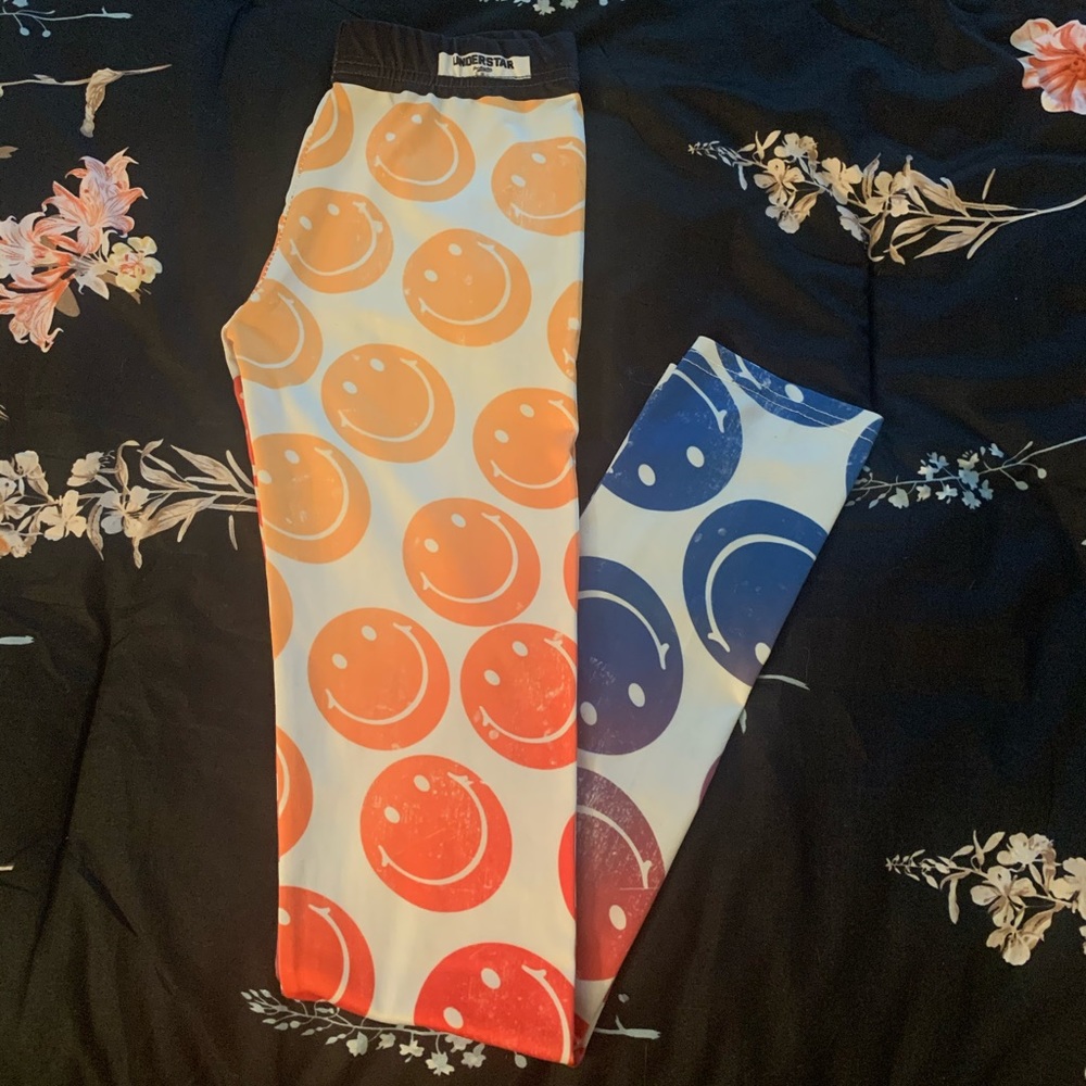 ✨Smiley face leggings✨